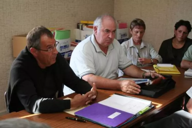 Claude Roustan aux côtés de Daniel Marfaing, président de la Fédération des pêcheurs du Cantal.