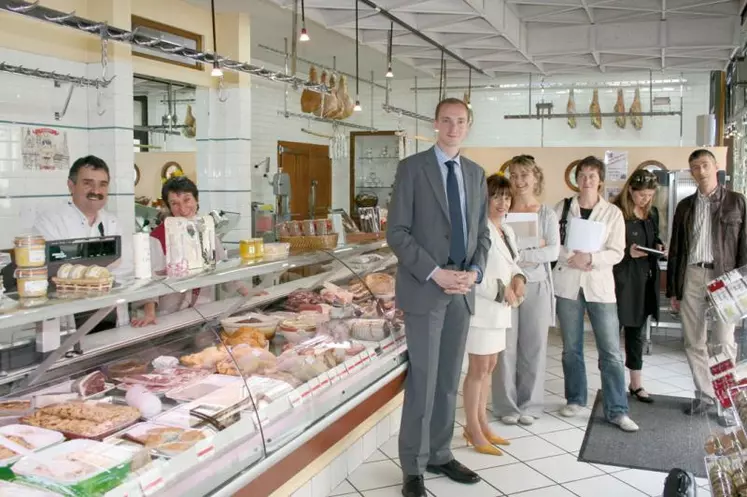 Une boutique en centre-ville de Pierrefort, plutôt accueillante et qui fleure bon l’authentique.