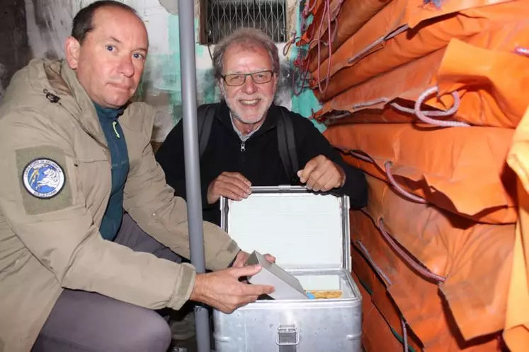 Opération de contrôle et maintenance pour Raymond Piccoli et Ferdinand Patt auprès de la toute jeune station d'enregistrement du Lioran.