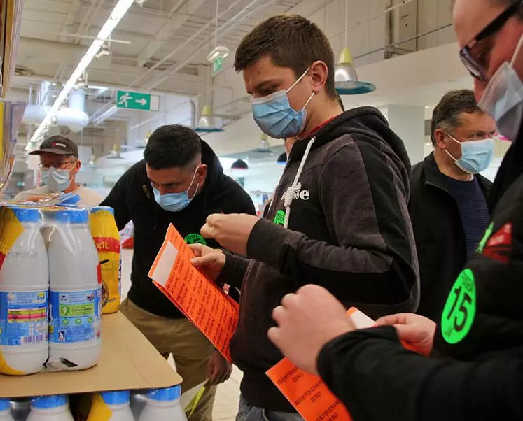 Une bonne quinzaine d'agriculteurs ont écumé les rayons lait et produits laitiers des grandes surfaces aurillacoises pour dénoncer des prix anormalement bas, qui ne respectent pas les engagements de la loi Égalim.