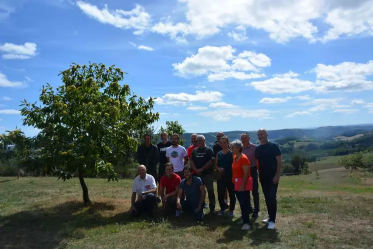 Une partie des associés réunis à Lacapelle-del-Fraisse, qui accueille les machines nécessaires à la valorisation et la transformation de la châtaigne.