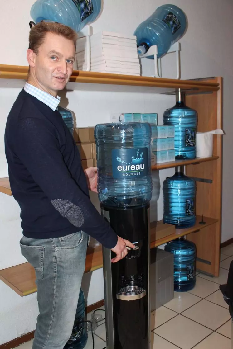 Raynald Chameret devant la fontaine à eau pour particuliers proposée aux Teissiérois.