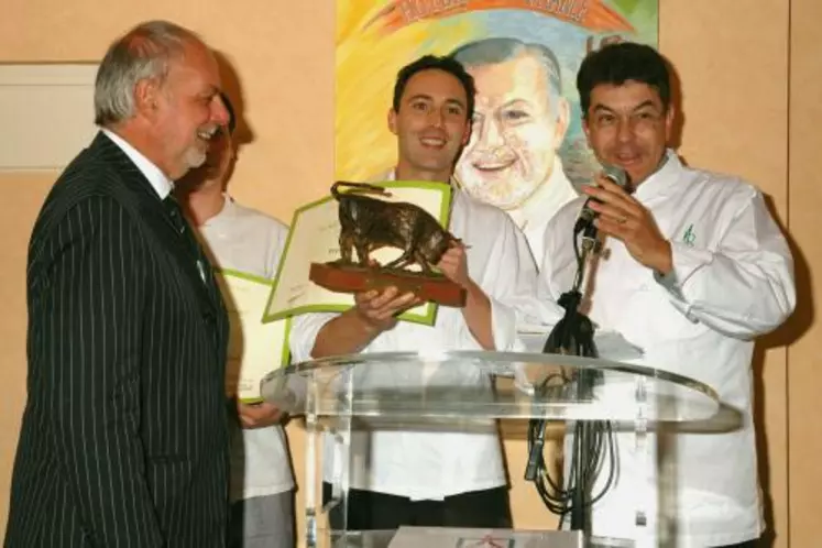 Fabrice Riéfolo (vainqueur du concours) entouré de Régis Marcon et Michel Tafanel.