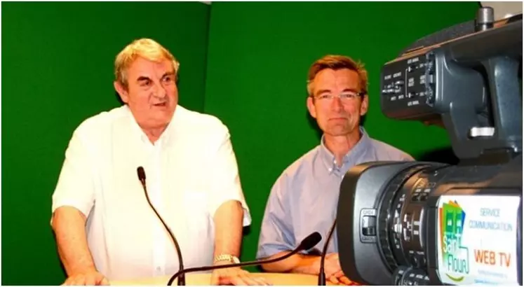 Le Père Jean Cheminade et Jacques Bourassa devant les caméras de la Web TV du diocère.