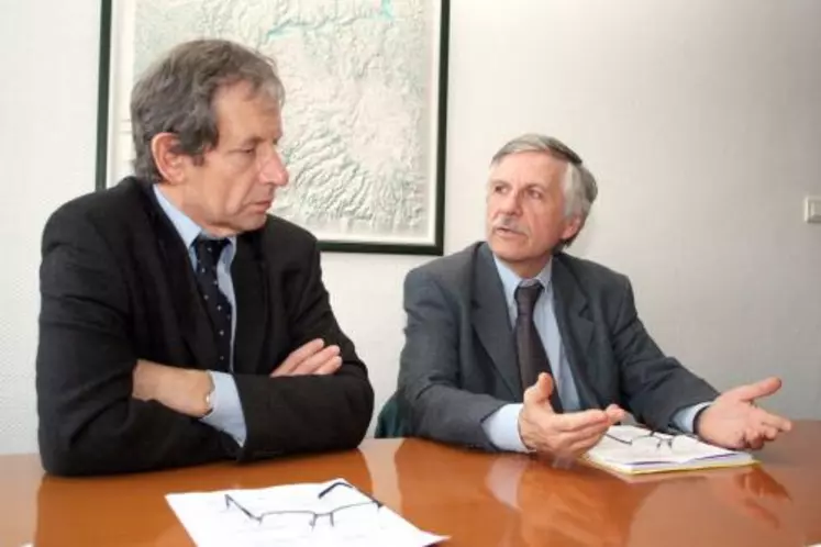 Lucien Bourgeois (à droite) participait lundi 27 novembre à une session de la Chambre d’agriculture.