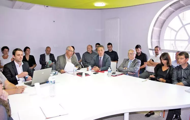 Autour de la table du télécentre, le point sur le télétravail, une démarche porteuse d’avenir.