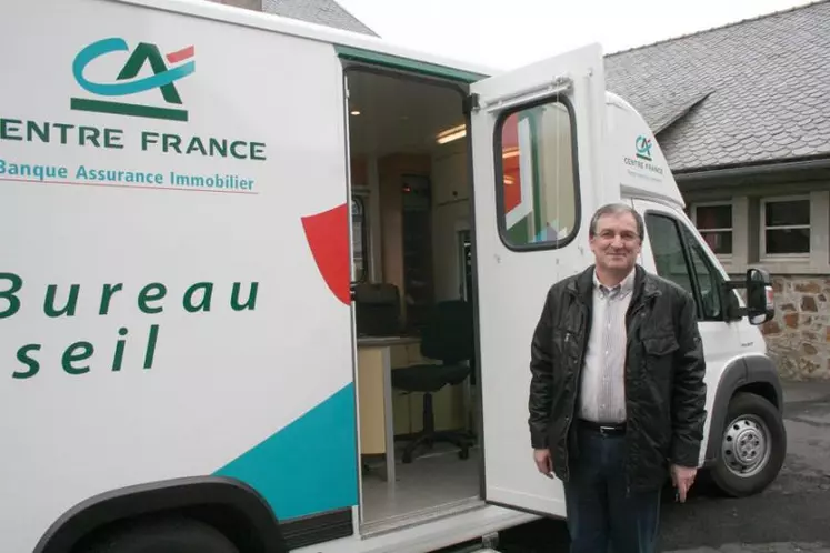 Pierre Arnal sillonne les routes du département à la rencontre des clients n'ayant pas de moyens de transport pour rallier une des 30 agences de la banque verte.
