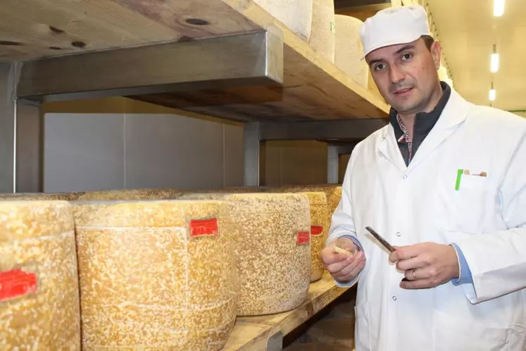 Géraud Brunhes est un passionné de fromages, avec un faible pour les cantal et salers de plus de 365 jours d’affinage...