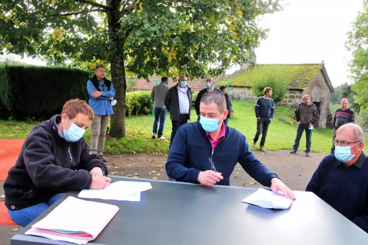 Vendredi 9 octobre, signature officialisant les nouvelles conditions du prix de vente de la génisse indexé sur les charges de production avec chaque adhérent d’AVP. Ici entre Isabelle et Raoul Maury (Gaec de Grégory) et Anthony Corbeau, gérant du Carrefour market de Mauriac.