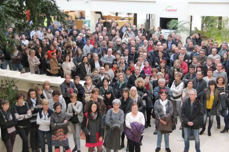 Le directeur général des services du Conseil départemental, s'adressant au personnel réuni dans l'atrium.