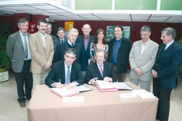 Première du genre, la convention a été signée vendredi à Aurillac par les présidents Descœur et Souchon.