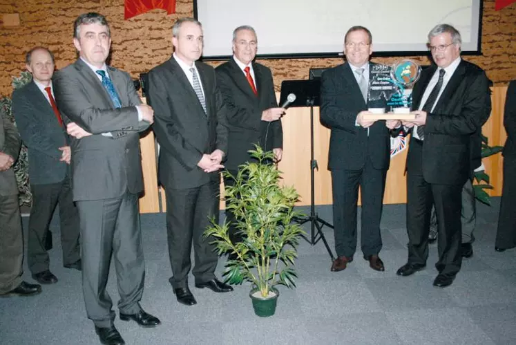 Guy Lafon et Alain Lespine ont reçu le trophée Coach Cantal 2010 des mains de Paul Mourier, préfet du Cantal (troisième en partant de la gauche).