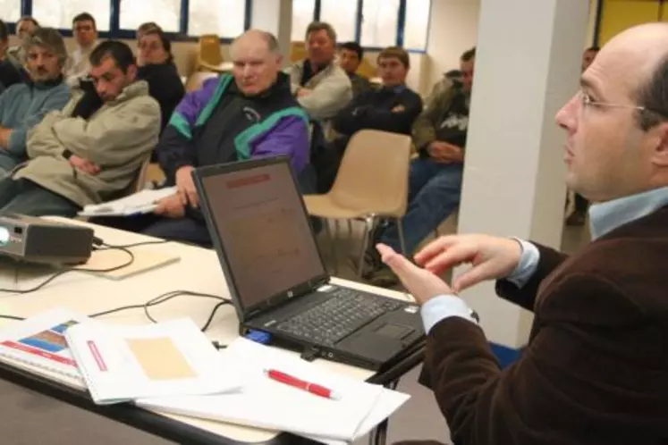 Des réunions de secteur avant l’assemblée générale plénière, animées par Jean-Luc Doneys (premier plan).