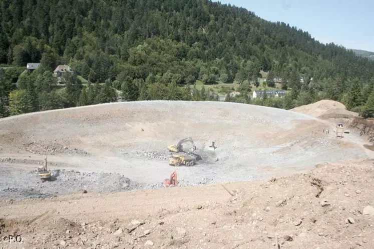 Quelque 85 000 m3 de matériaux ont été dégagés depuis fin avril, créant un petit cratère.