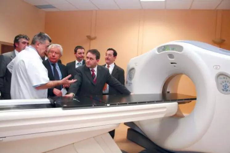 Xavier Bertrand découvre le scanner nouvelle génération du CMC à Aurillac.
