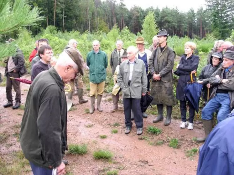 Visite en forêt pour illustrer le thème des incidences des évolutions climatiques.