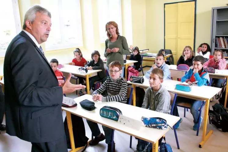 L’école primaire de Saint-Cernin a bénéficié d’un poste supplémentaire cette année. Yves Delécluse, directeur des services de l’Éducation nationale, est venu en personne rendre visite à Karine Termentina et à sa nouvelle classe de CM1.