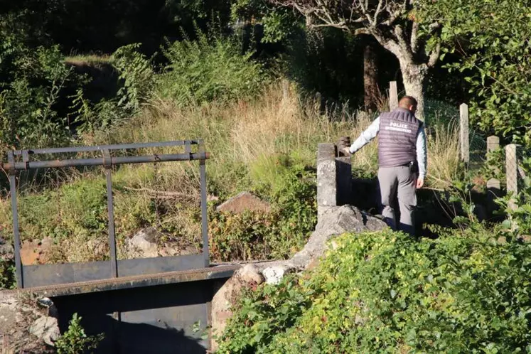 Une vanne ouverte détournant le cours d'eau de son lit, une suspicion d'infraction à l'arrêté sécheresse qui sera suivie d'une enquête.