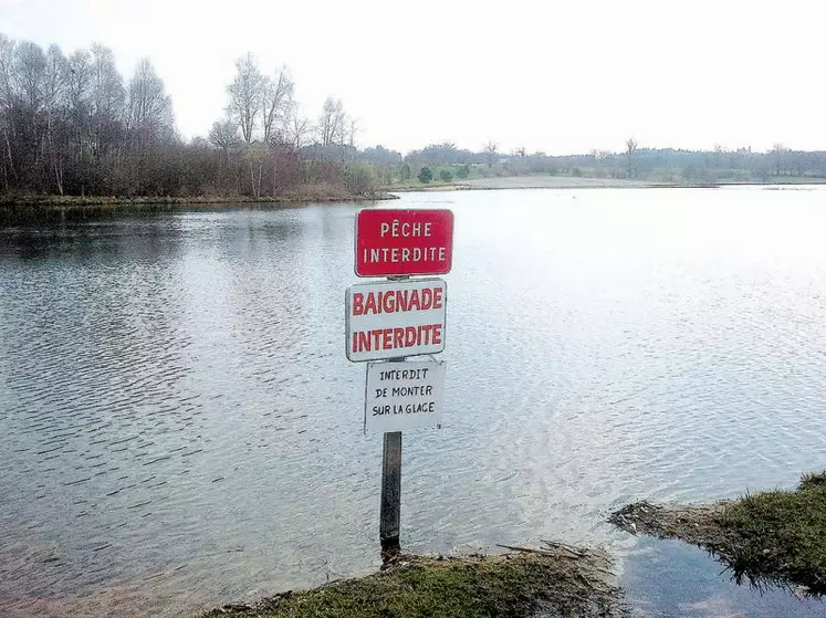 Les deux associations demandent la dépollution du site qui a également contaminé les eaux du lac artificiel en contrebas.