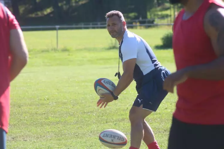 Recommandations du coach Roméo Gontinéac : éviter de passer trop souvent par le sol, talon d’Achille des Aurillacois.