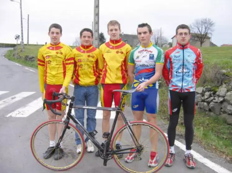 De gauche à droite sur la photo : Pierre Bonnet, Gaëtan Touzy, Frédéric Barrès (ACVA), Florent Reyt (Vélo club de Mauriac) et Cédric Degoul (Vélo club Sansac-Arpajon).