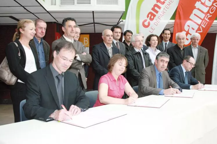 Vincent Descœur, président du Conseil général, signe une convention de quatre ans avec trois opérateurs téléphoniques.