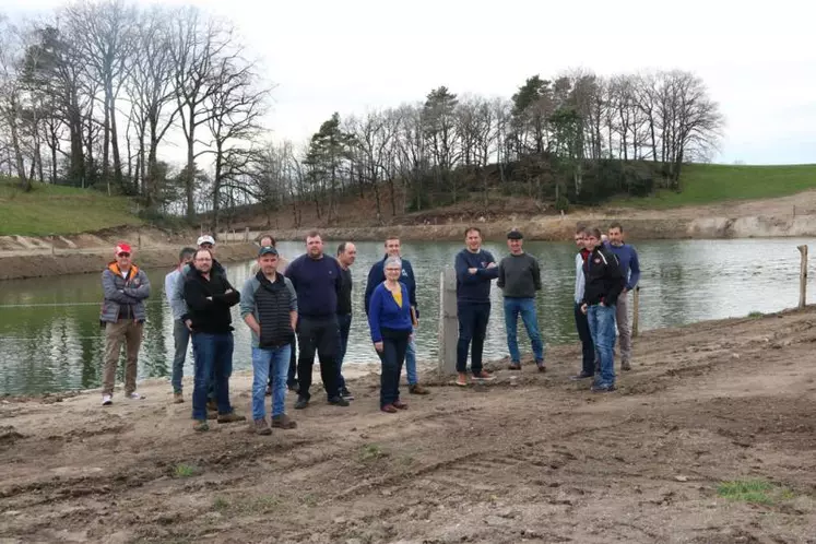 À l'issue de l'assemblée générale des irrigants du Cantal, visite de l'étang du Sabatier.