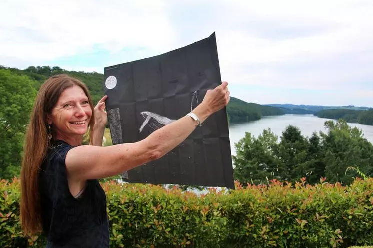 Delphine Gigoux-Martin tient dans les mains une “carte d’interprétation”, réalisée en papier de pierres perforé, et qui sera vendue à prix coûtant dans les offices de tourisme (8 euros). Dès le crépuscule, changement d’échelle, sur la voûte du barrage (en médaillon). 