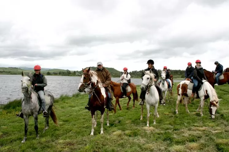 Randonnée à cheval sur “l’Equustur” cantalien, ici face au lac du Pêcher.