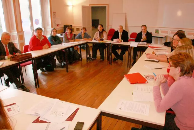 Tous les partenaires réunis pour lancer le service du service de répit à domicile sur le département.
