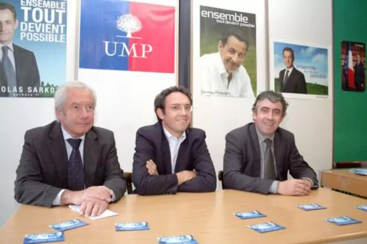 Jean-Antoine Moins, entouré d’Alain Marleix, président départemental de l’UMP et Vincent Descœur, député et président du Conseil général.