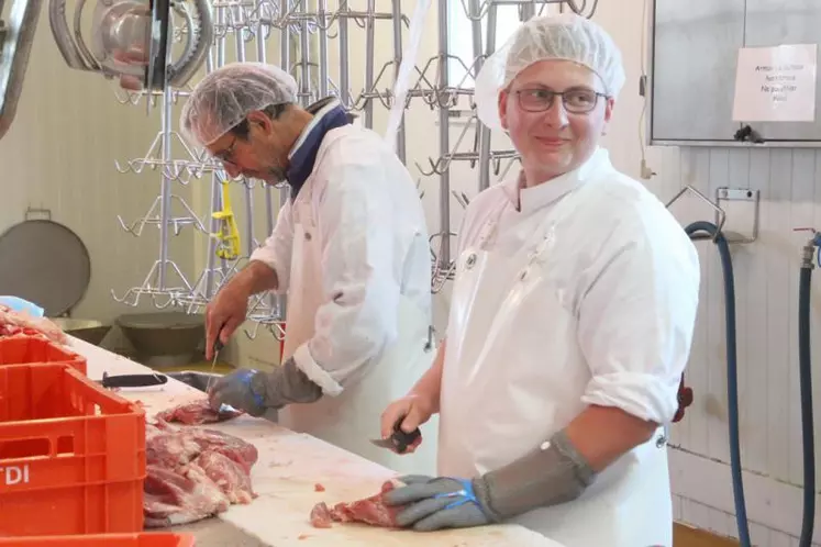 Nastasya, Axel, Florian et Thomas, quatre apprentis assurés d’être embauchés par leur patron.