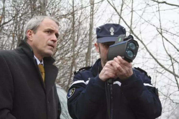 Le préfet du Cantal, Paul Mourier, aux côtés de la gendarmerie lors d’un contrôle de vitesse sur la RN 122.