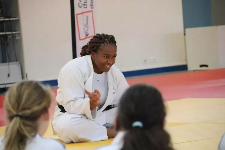 De la ceinture blanche à la ceinture noire, Romane Dicko a échangé en toute simplicité avec les près de 200 judokas cantaliens.