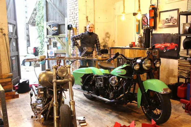Éric Poli dans son atelier de Polminhac avec quelques-unes de ses Harley.