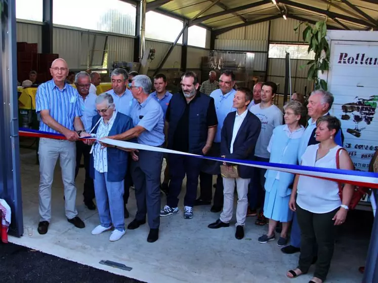 C'est à la maman d'Henri Monier qu'il est revenu de couper le ruban inaugural de l'atelier châtaignes.