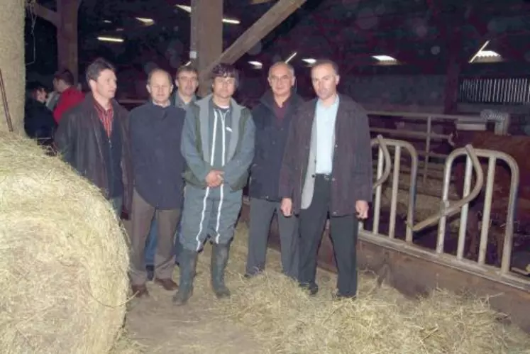 Gilles Amat, Louis-François Fontant, Patrick Benezit, Pierre Chevalier
et Patrick Escure, autour de Michel Poignet, agriculteur à Jaleyrac.