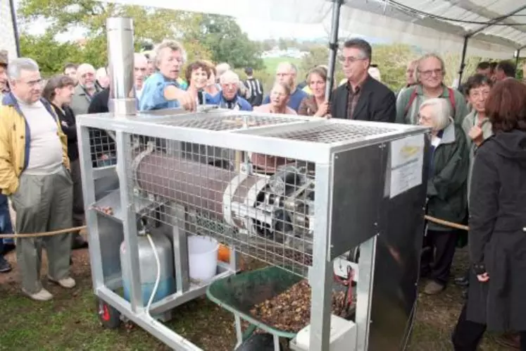 Jean-Jacques Richart a présenté samedi la machine à éplucher les châtaignes fraîches qu’il a conçue pour la Maison de la châtaigne.