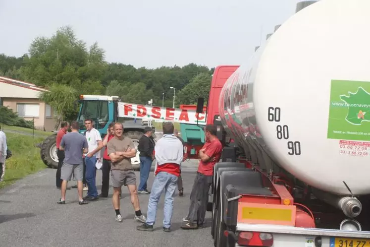 À Riom-ès-Montagnes et à Saint-Mamet (photo), une cinquantaine d’éleveurs ont bloqué les camions à l’entrée des laiteries.