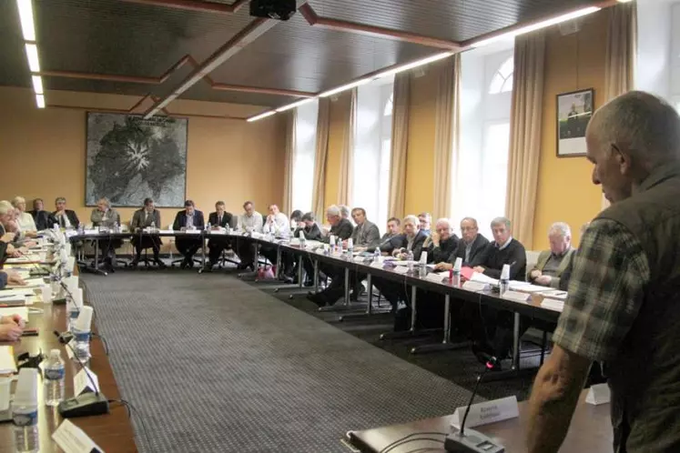 Les amendements étaient plaidés face au préfet et aux membres de la Commission départementale de coopération intercommunale. (ici les communes de l’Aubrac cantalien qui souhaitaient rejoindre une communauté aveyronnaise).