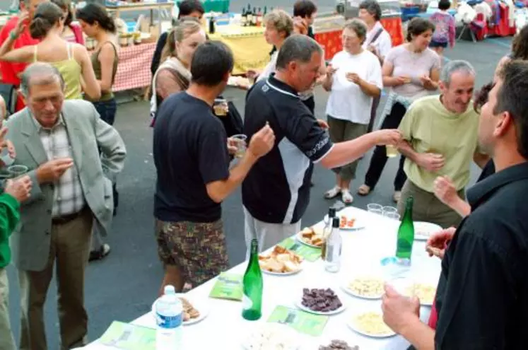 Le marché de Chaudes-Aigues est le premier dans le Cantal à recevoir le label “Bienvenue à la Ferme”.