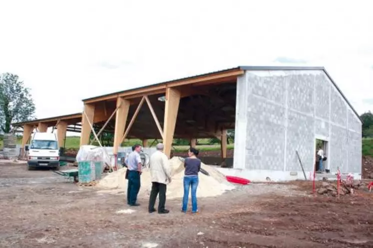 Le premier bâtiment en construction sur le site accueillera sa première bande de veaux en octobre prochain.