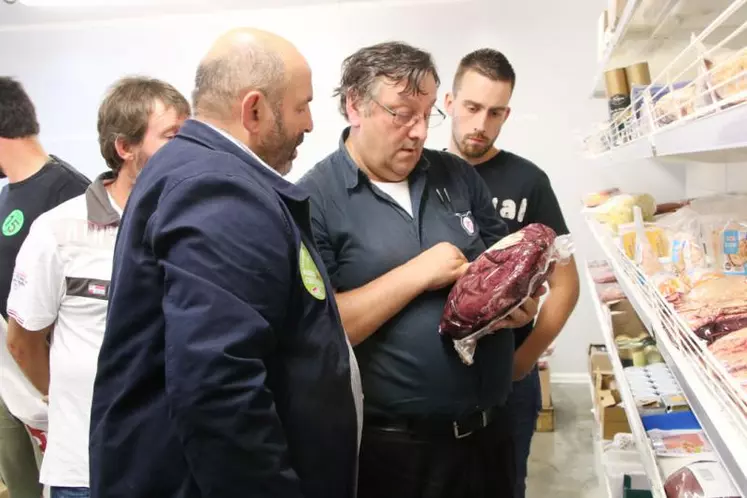 Fabrice Gros, directeur de Promocash à Aurillac, montre l’origine de la viande qu’il vend à Bruno Dufayet, président de la section bovine FDSEA, mais aussi de la FNB.