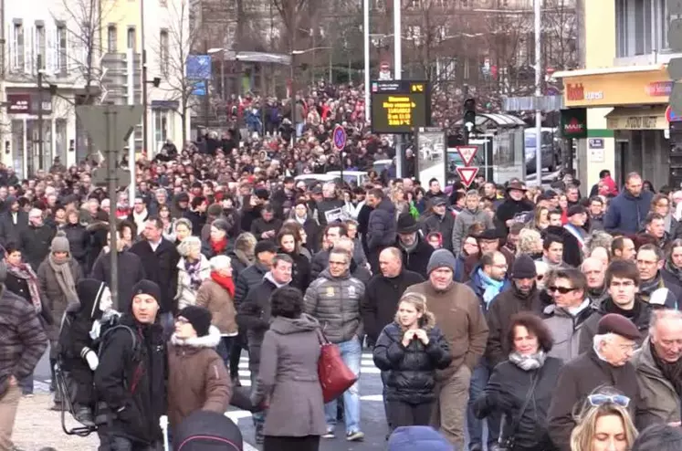 Une foule immense a parcouru les rues d'Aurillac.