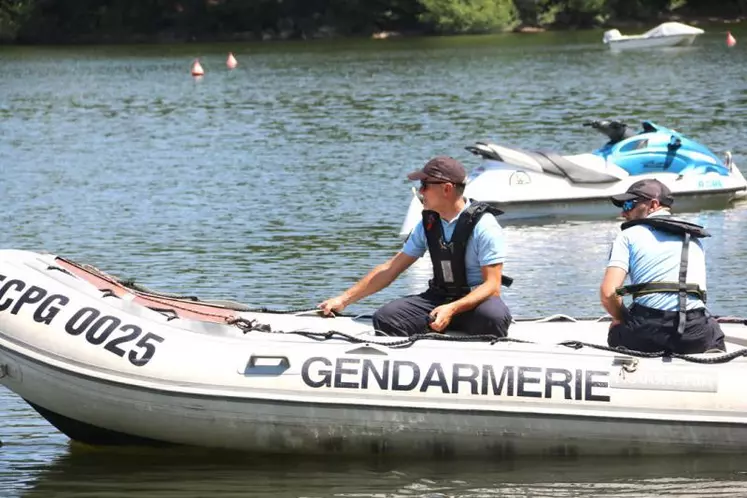 L'adjudant-chef Frédéric et le gendarme Laurent (ici à bord d'un Zodiac de la Gendarmerie qui repartira le soir-même pour Grandval) au départ de leur mission nautique du jour.