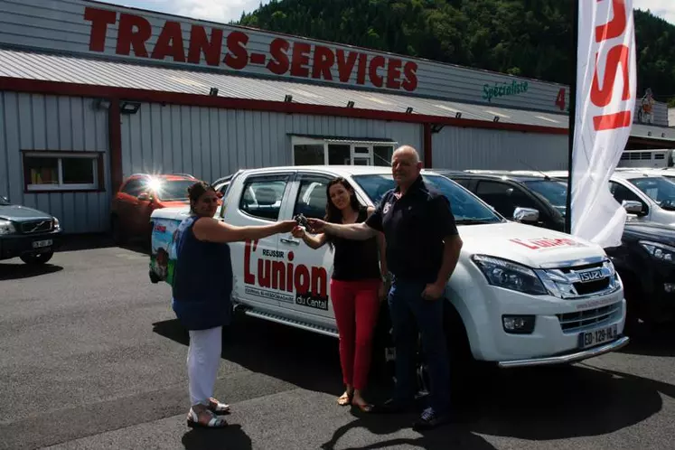 Marion et Philippe Andrieu, fille et père de l’entreprise familiale Trans-services, remettent les clés du pick-up à Martine Charmes, de L’union du Cantal.