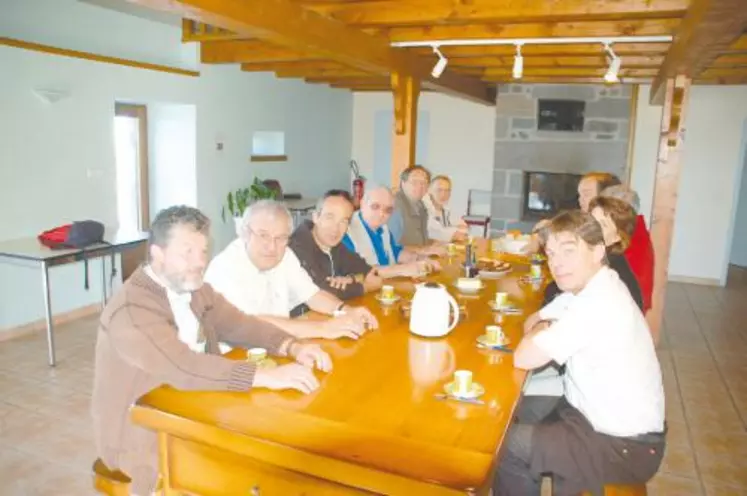 Les administrateurs de l’Association française de pastoralisme autour de la table du buron de la Coptasa, sur les hauteurs de Pradiers.