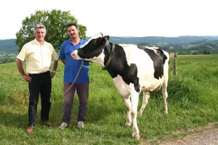 Georges Vermerie, président du syndicat départemental des éleveurs de race holstein depuis 10 ans, a passé la main à Jean-Marc Arnal.