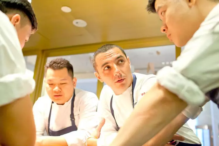 Julien Royer, 36 ans, a également imaginé avec son équipe des plats raffinés pour les clients d’Air France en “business” et “première classe” sur les vols Roissy-Singapour.