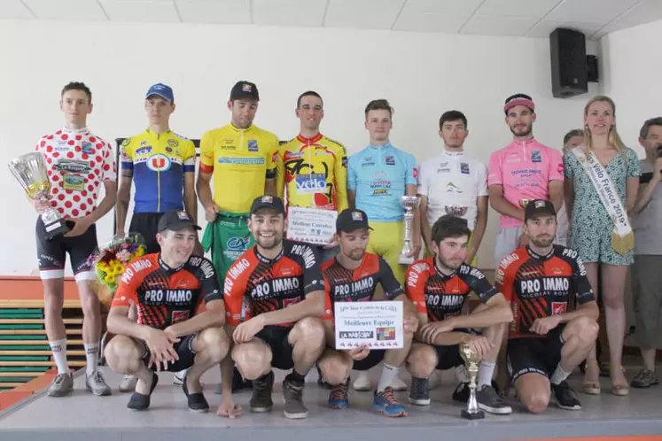 Photo de famille à l’issue du 14e Tour de la Caba, organisé à Vezels-Roussy mais qui a mobilisé de nombreux bénévoles issus des communes de la Caba, et même de Teissières-les-Bouliès, pourtant en Châtaigneraie cantalienne.